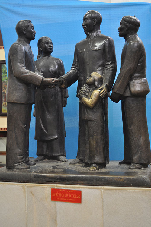 Nhóm tượng đồng Chủ tịch Hồ Chí Minh với đại diện các bộ và nhân dân Hà Quảng, Cao Bằng